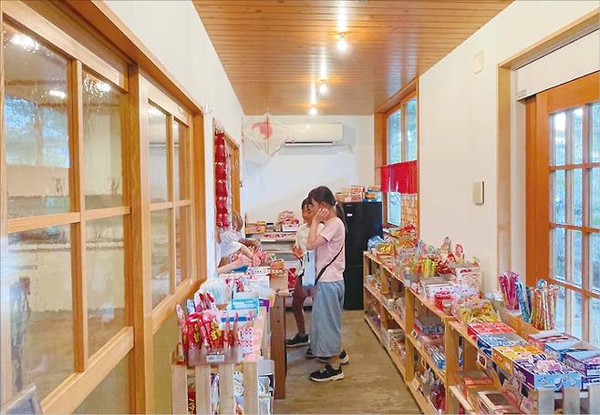 긴모쿠세이 우라야스 지점 입구는 작은 매점으로 만들어져 있다. 기자가 시설을 찾은 이날도 어린이들이 간식을 사고 있었다. 또 1층 로비 한편엔 아이들 책이 가득하다. (최창원 기자)