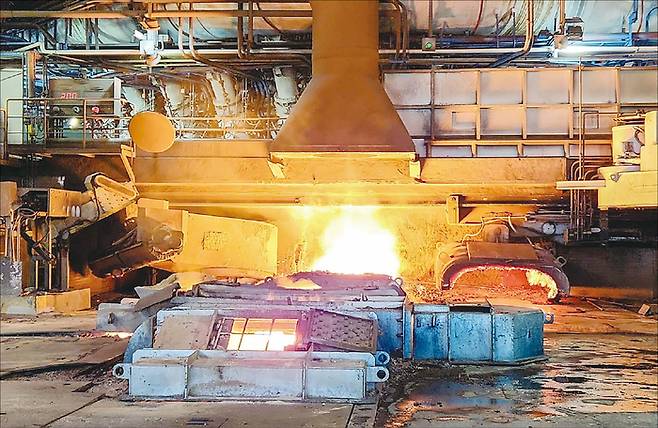 포스코의 본업인 철강 경쟁력이 흔들리고 있다. 철강 업황 악화로 경쟁사보다 더 힘든 고난의 시기를 겪고 있다는 평가다. 사진은 포스코의 스마트 고로인 포항제철소 제2고로에서 쇳물이 나오고 있는 모습. (포스코 제공)