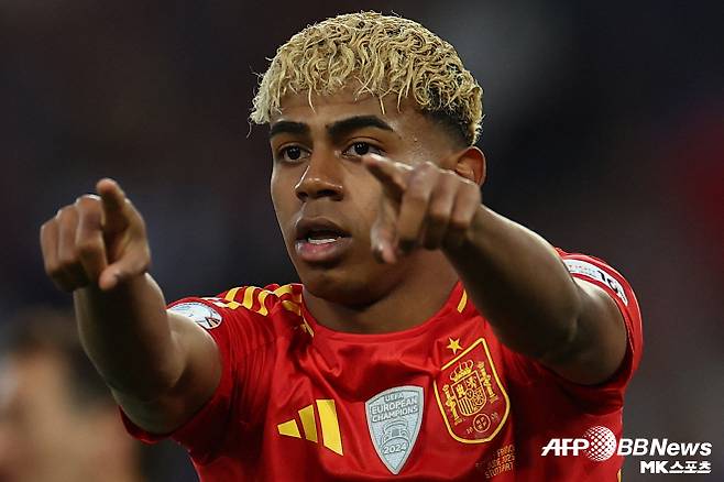 야말은 메시를 뛰어넘을지도 모르는 재능이다. 야말은 7살 때부터 바르셀로나 유소년 팀에 몸담았다. 2023년 4월엔 프로 데뷔를 알렸다. 야말이 15세(290일)일 때였다. 2023-24시즌부턴 주전급 선수로 뛰었다. 야말은 최연소 선발 출전(16세 38일), 득점(16세 87일) 기록도 가지고 있다. 야말은 2024-25시즌 스페인 프리메라리가 35경기에선 9골 13도움을 기록했다. 야말은 2024-25시즌 유럽축구연맹(UEFA) 챔피언스리그(UCL) 13경기에선 5골 3도움을 올렸다. 야말은 지난 시즌 모든 대회 포함 55경기에서 뛰며 18골을 터뜨렸다. 바르셀로나는 야말의 맹활약에 힘입어 라리가, 국왕컵(코파 델 레이), 스페인 슈퍼컵 등에서 정상에 올랐다. 사진=AFPBBNews=News1