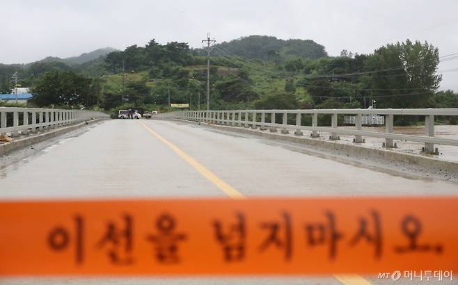 [청주=뉴시스] 서주영 기자 = 집중 호우가 내려진 17일 미호강 수위가 올라가면서 충북 청주시 환희교 지점에 홍수경보가 발효돼 출입이 통제되고 있다. 2025.07.17. juyeong@newsis.com /사진=서주영