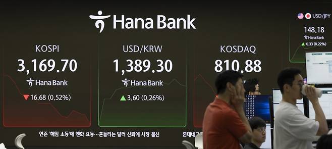17일 오전 서울 중구 하나은행 본점 딜링룸 전광판에 지수가 나오고 있다./사진제공=뉴시스