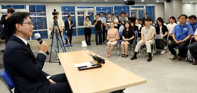 (세종=뉴스1) 김기남 기자 = 배경훈 과학기술정보통신부 장관이 17일 정부세종청사 과기정통부 대강당에서 열린 취임식을 마친 뒤 직원들과 이야기를 나누고 있다. 2025.7.17/뉴스1  Copyright (C) 뉴스1. All rights reserved. 무단 전재 및 재배포,  AI학습 이용 금지. /사진=(세종=뉴스1) 김기남 기자