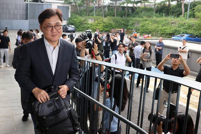 최휘영 문화체육관광부 장관 후보자가 14일 서울 종로구 국립현대미술관 서울관에 마련된 인사청문회 준비 사무실로 첫 출근하고 있다. / 사진=문화체육관광부 제공