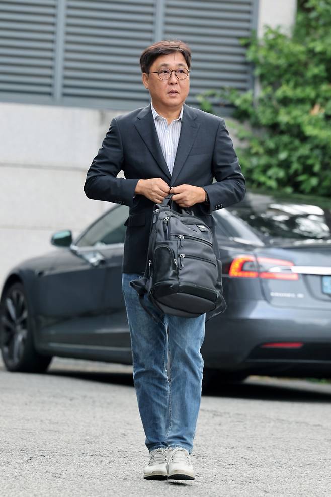 최휘영 문화체육관광부 장관 후보자가 14일 서울 종로구 인사청문회 준비단 사무실로 출근하고 있다. /사진 = 뉴시스