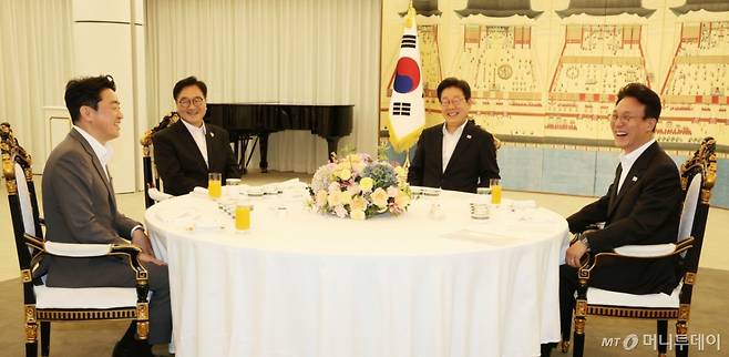 [서울=뉴시스] 고범준 기자 = 이재명 대통령이 17일 서울 한남동 관저에서 우원식 국회의장과 김민석 국무총리와 만찬에 앞서 환담을 나누고 있다.   오른쪽부터 김 총리, 이 대통령, 우 의장, 강훈식 비서실장. 2025.07.17. bjko@newsis.com /사진=고범준