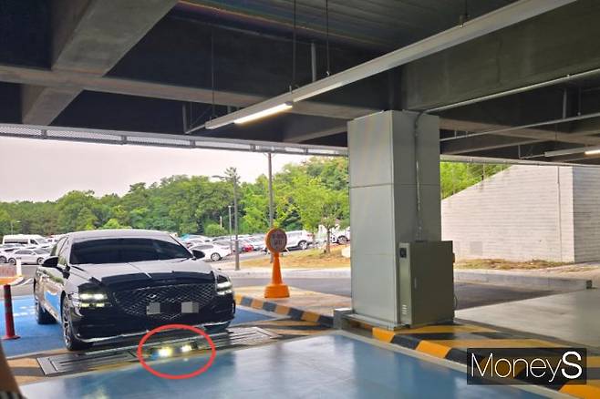 오토옥션 프루브 스테이션에서는 하부 스캔 장치를 통해 차량 하체를 정밀하게 점검할 수 있다. /사진=김이재 기자