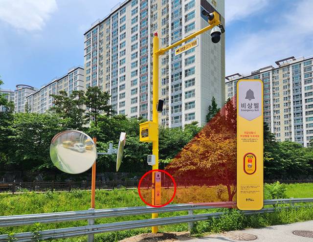 경기 용인시가 한 아파트단지 일원 산책로에 설치한 비상벨과 CCTV. 용인시청 제공