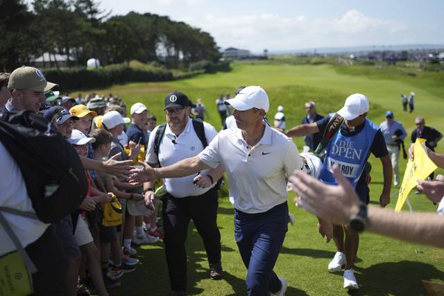 북아일랜드의 로리 매킬로이가 16일 밤(한국시간) 영국 북아일랜드 포트러시의 로열 포트러시 골프클럽에서 열린 남자골프 메이저대회 브리티시오픈 연습라운드에서 4번 홀 그린을 빠져나가며 자신을 기다리는 갤러리와 하이파이브를 하고 있다.  AP 뉴시스