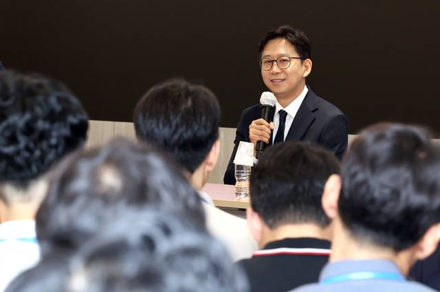 배경훈 과학기술정보통신부 장관이 17일 정부세종청사 과기정통부 대강당에서 열린 취임식에서 직원들의 질문에 답하고 있다.  연합뉴스