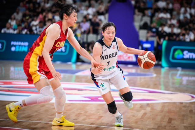드리블하는 신지현(오른쪽). /대한민국농구협회 제공