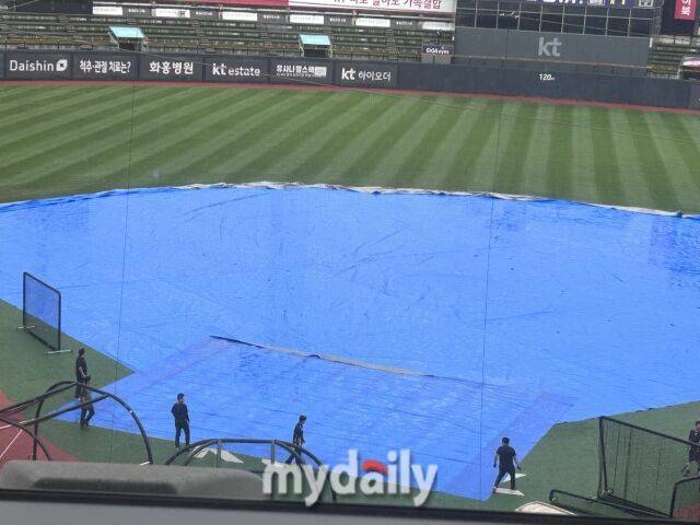 수원 KT위즈파크에 방수포가 깔렸다./수원 = 이정원 기자