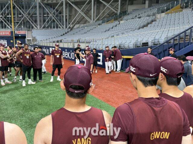 1군 선수단과 미팅을 하고 있는 키움 히어로즈 설종진 감독 대행./고척 = 박승환 기자
