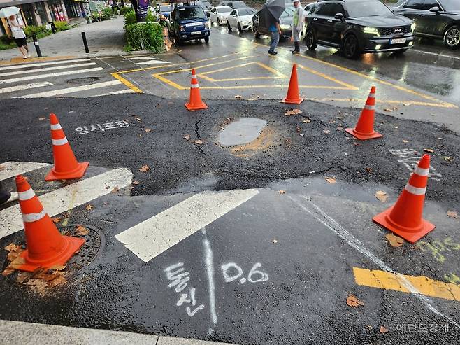 17일 서울 마포구 아현동 아현중학교 인근에서 발생한 싱크홀. 이영기 기자.