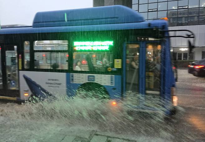 폭우가 내린 17일 오전 서울 종로구 안국역 사거리 인근에서 차량들이 도로에 가득 고인 빗물을 튀기며 운행하고 있다. [연합]