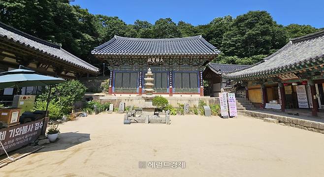 (왼쪽부터) 심검당, 대웅전, 무량수각