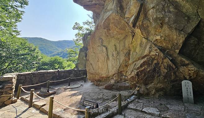 서산 마애여래삼존불