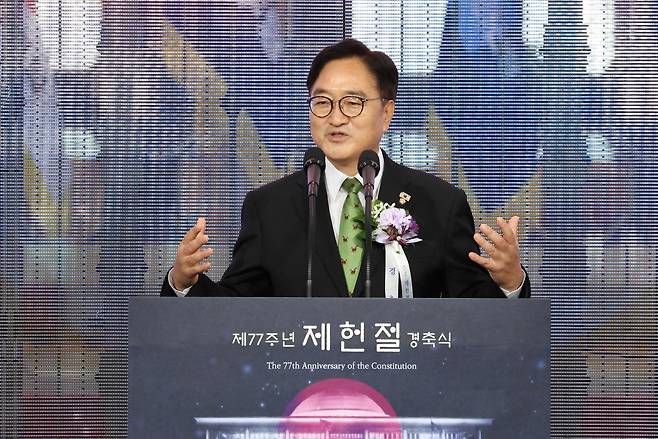 우원식 국회의장이 17일 서울 여의도 국회에서 열린 제77주년 제헌절 경축식에서 경축사를 하고 있다. 이상섭 기자