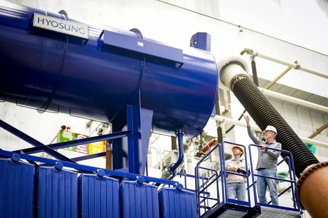 효성중공업 창원 공장에서 직원들이 초고압변압기를 검사하고 있다. [효성중공업 제공]