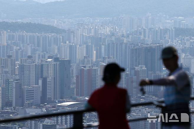 [서울=뉴시스] 조성우 기자 = 6·27 고강도 대출 규제의 여파로 서울 집값의 상승세가 2주째 둔화된 것으로 나타난 11일 오전 서울 남산에서 아파트 단지가 내려다보이고 있다. KB부동산이 발표한 주간 아파트 시장 동향에 따르면 지난 7일 기준 전국 아파트 매매가격은 0.04%, 수도권은 0.11% 상승했다. 서울 아파트 매매가격은 0.28%로 24주째 오름세가 지속되고 있으나 상승세가 2주 연속 둔화됐다.금융 당국의 대출규제 이후 서울 아파트 매수심리도 위축되고 있다. 서울 매수우위지수는 60.6으로 전주(76.4)보다 15.8포인트(p) 떨어지며 대출규제 발표 이후 2주 연속 하락했다. 2025.07.11. xconfind@newsis.com