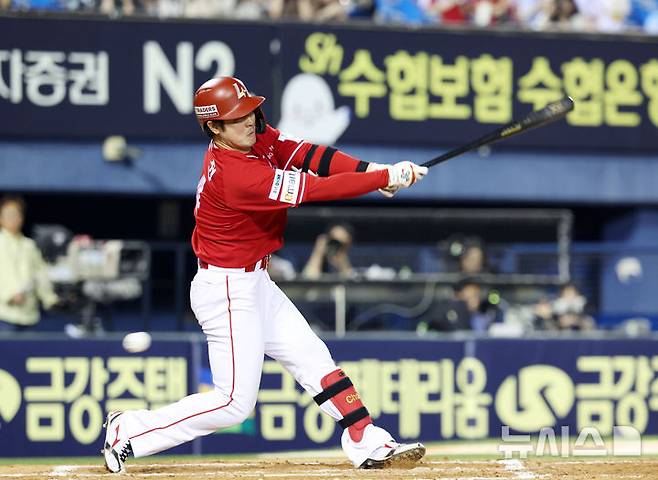 [서울=뉴시스] 이영환 기자 = 12일 오후 서울 송파구 잠실야구장에서 열린 2025 KBO리그 SSG 랜더스와 LG 트윈스의 경기, 6회초 2사 1,2루에서 SSG 최정이 삼진아웃 당하고 있다. 2025.06.12. 20hwan@newsis.com