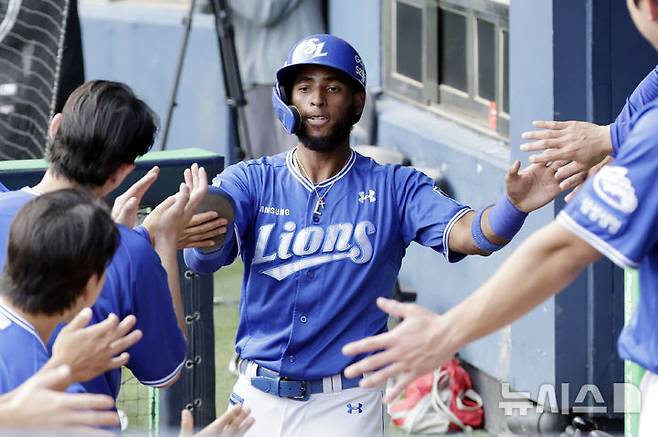 [서울=뉴시스] 최동준 기자 = 1일 서울 송파구 잠실야구장에서 열린 2025 KBO리그 삼성 라이온즈와 LG 트윈스의 경기, 3회초 2사 1, 3루 상황 삼성 류지혁의 적시타 때 득점한 디아즈가 박진만 감독 등과 하이파이브하고 있다. 2025.06.01. photocdj@newsis.com