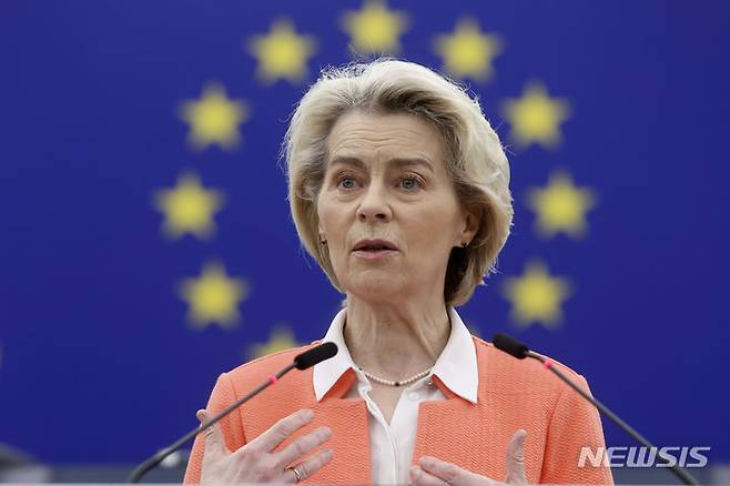 [스트라스부르(프랑스)=AP/뉴시스]우르줄라 폰 데어 라이엔 유럽연합(EU) 집행위원장. EU집행위는 16일(현지 시간) 2조 유로에 달하는 역대 최대 규모의 장기 예산안을 제안했다. (사진=뉴시스DB)