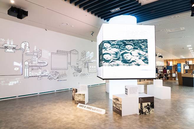 [서울=뉴시스] 국립민속박물관 파주 2층 민속아카이브 정보센터 미디어큐브에서 열리는 광복 80주년 영상 전시 '되찾은 빛, 이어질 노래 아리랑' (사진=국립민속박물관 제공) 2025.07.16. photo@newsis.com *재판매 및 DB 금지