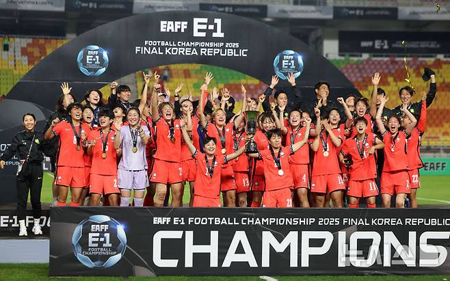 [수원=뉴시스] 김선웅 기자 = 16일 경기 수원시 수원월드컵경기장에서 열린 2025 동아시아축구연맹(EAFF) E-1 챔피언십(동아시안컵) 여자부 시상식에서 우승국 대한민국 여자 축구대표팀 선수들이 트로피를 들고 기뻐하고 있다. 2025.07.16. mangusta@newsis.com