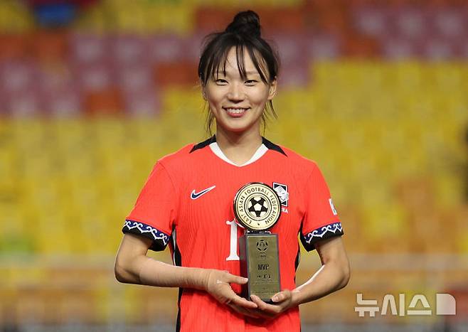 [수원=뉴시스] 김선웅 기자 = 16일 경기 수원시 수원월드컵경기장에서 열린 2025 동아시아축구연맹(EAFF) E-1 챔피언십(동아시안컵) 여자부 시상식에서 장슬기가 MVP를 수상하고 있다. 2025.07.16. mangusta@newsis.com