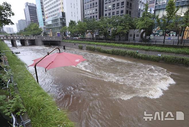 [서울=뉴시스] 김근수 기자 = 서울지역에 강한 비가 내리는 가운데 17일 서울 종로구 청계천 모전교 인근에서 산책로가 통제되고 있다. 2025.07.17. ks@newsis.com