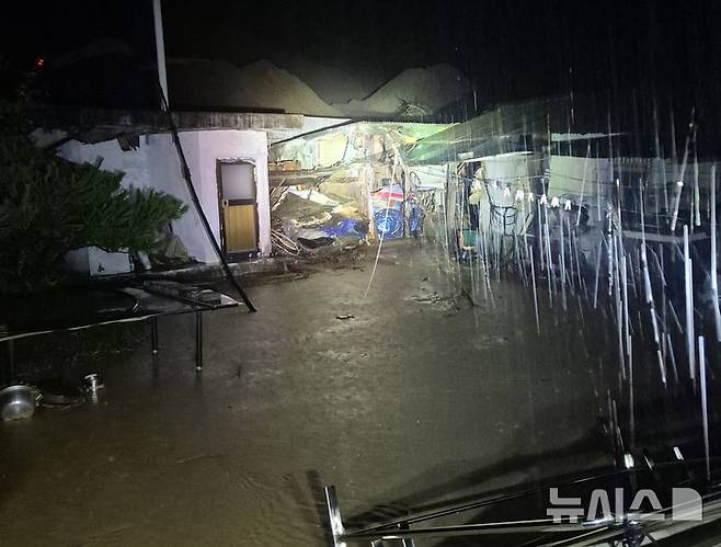 [증평=뉴시스] 17일 오전 2시58분께 충북 증평군 증평읍의 한 주택 마당이 폭우에 잠겼다. (사진=충북소방본부 제공) 2025.07.17. photo@newsis.com