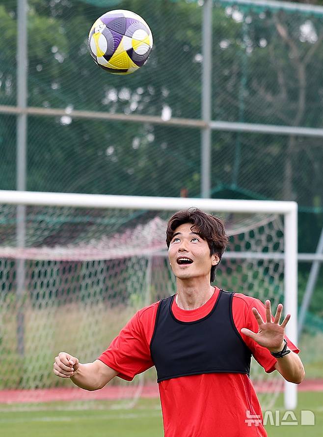 [포항=뉴시스] 이무열 기자 = 4일 경북 포항시 북구 포항스틸러스 송라클럽하우스에서 열린 미디어데이에서 기성용이 훈련을 하고 있다. 2025.07.04. lmy@newsis.com