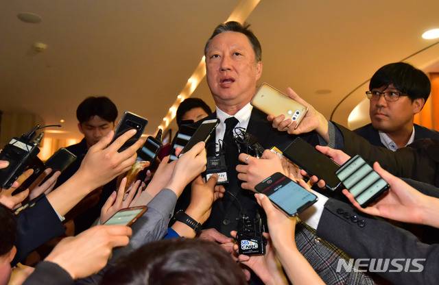 【서울=뉴시스】박미소 수습기자 = 박용만 두산인프라코어 회장이 12일 오후 서울 서대문구 신촌세브란스병원 장례식장에 마련된 故 조양호 한진그룹 회장의 빈소에서 조문을 마친 직후 취재진의 질문에 답하고 있다. 2019.04.12. photo@newsis.com