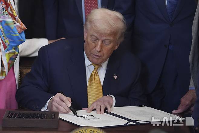 [워싱턴=AP/뉴시스] 도널드 트럼프 미국 대통령이 16일(현지 시간) 백악관 이스트룸에서 '치명적 펜타닐 밀매 중단법'(HALT Fentanyl Act)에 서명하고 있다. 트럼프 대통령은 이날 인터뷰에서 인도와 무역 합의에 근접했으며, 소규모 국가 150개국에 10%나 15% 단일 관세를 부과할 것이라고 밝혔다. 2025.07.17.