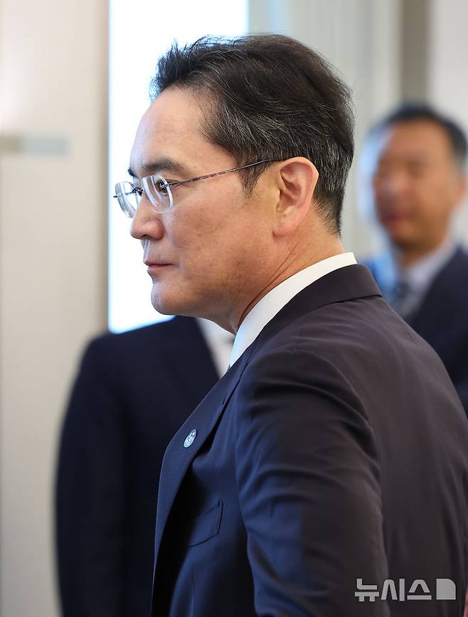 [서울=뉴시스] 최진석 기자 = 이재용 삼성전자 회장이 13일 서울 용산 대통령실에서 열린 6경제단체와 기업인 간담회에서 참석하고 있다. 2025.06.13. myjs@newsis.com