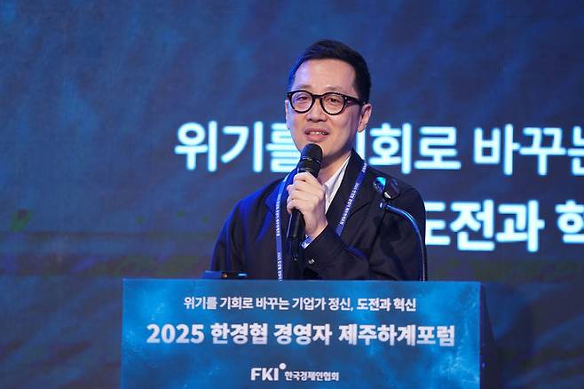 [제주=뉴시스]최재원 SAMG엔터테인먼트 부대표가 17일 제주 롯데호텔에서 열린 '2025 한국경제인협회 경영자 제주하계포럼'에서 '캐치! 티니핑, 2030 어른까지 사로잡은 IP 비즈니스 확장 전략'을 주제로 강연했다. (사진 = 한경협) photo@newsis.com *재판매 및 DB 금지