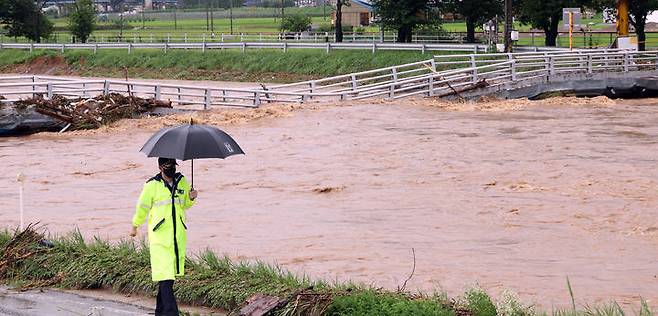 [세종=뉴시스] 강종민 기자 = 세종시 소정면 소정리 곡교천 위를 지나는 광암교가 17일 비로 인해 붕괴, 경찰관이 출입을 통제하고 있다. 2025.07.17. ppkjm@newsis.com *재판매 및 DB 금지