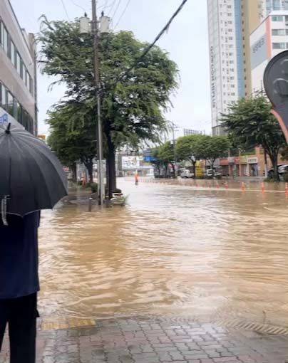 [광주=뉴시스] 변재훈 기자 = 광주지역에 시간당 86㎜ 폭우가 쏟아진 17일 광주 북구 신안교 일대 도로와 인도가 물에 잠겨 있다. (사진=독자 제공) 2025.07.17. photo@newsis.com *재판매 및 DB 금지