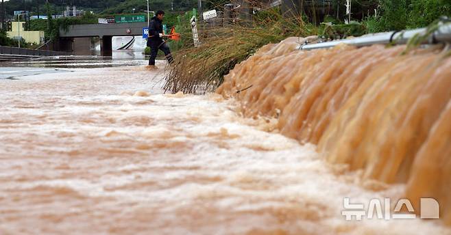 [세종=뉴시스] 강종민 기자 = 세종시 전의면의 지하차도가 17일 폭우로 침수돼 관계자들이 양수기를 활용한 물빼기 등 복구작업을 벌이고 있다. 2025.07.17. ppkjm@newsis.com