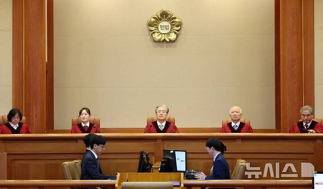 [서울=뉴시스] 조성우 기자 = 김형두(가운데) 헌법재판소장 권한대행 재판관 등 헌법재판관들이 17일 오후 서울 종로구 헌법재판소에서 이른바 '고발사주' 의혹을 받는 손준성 대구고검 차장검사(검사장)에 대한 탄핵심판사건 등 7월 심판사건에 대한 선고를 하기 위해 대심판정에 앉아 있다. 왼쪽부터 정계선, 정정미 재판관, 김형두 권한대행, 정형식, 조한창 재판관. 2025.07.17. xconfind@newsis.com