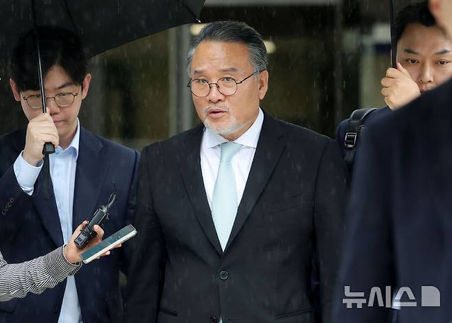 [서울=뉴시스] 홍효식 기자 = 이일준 삼부토건 회장이 17일 오후 서울 서초구 서울중앙지방법원에서 열린 구속 전 피의자 심문에 출석한 뒤 법원을 나서고 있다. 2025.07.17. yesphoto@newsis.com