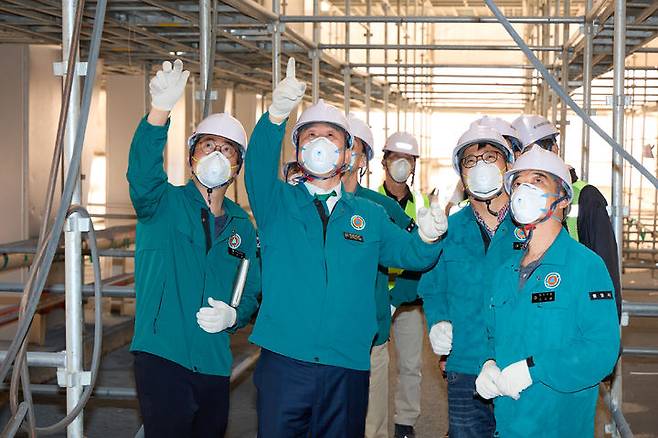 [통영=뉴시스] 신정철 기자= 통영시는 구조물 노후화에 따른 안전사고 우려와 도시경관 개선 요구에 적극 응답해 통영대교 시설물 개선사업에 본격 착수했다고 17일 밝혔다.사진은 천영기 통영시장이 보수공사 현장을 방문, "이번 사업은 단순한 보수가 아닌 시민 안전 확보는 물론 도시 정체성과 예술성을 담아내는 공공디자인 실현이라는 점에서 의미가 깊다"고 말했다.(사진=통영시 제공).2025.07.17. photo@newsis.com *재판매 및 DB 금지