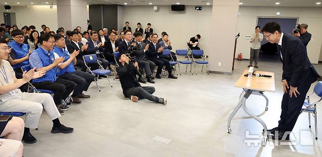 [세종=뉴시스] 강종민 기자 = 배경훈 과학기술정보통신부 장관이 17일 세종시 정부세종청사에서 취임식을 마친 뒤 가진 직원과의 대화에서 인사하고 있다. 2024.07.17. ppkjm@newsis.com