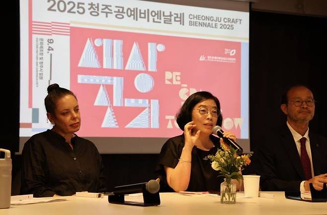 2025 청주비엔날레가 서울에서 프레스 데이를 열고 행사 설명을 하고 있다. 좌부터 모나 오렌, 강재영 예술감독. 변광섭 집행위원장  *재판매 및 DB 금지