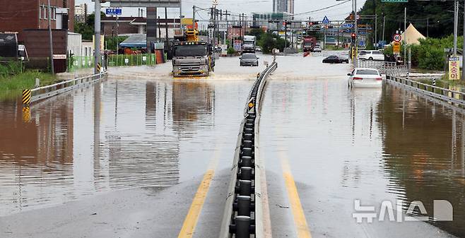 [세종=뉴시스] 강종민 기자 =  폭우가 쏟아진 17일 세종시 조치원읍 홍익대학교 세종캠퍼스 정문 인근 도로가 물에 잠겨 차량들이 침수돼 있다. 2025.07.17. ppkjm@newsis.com