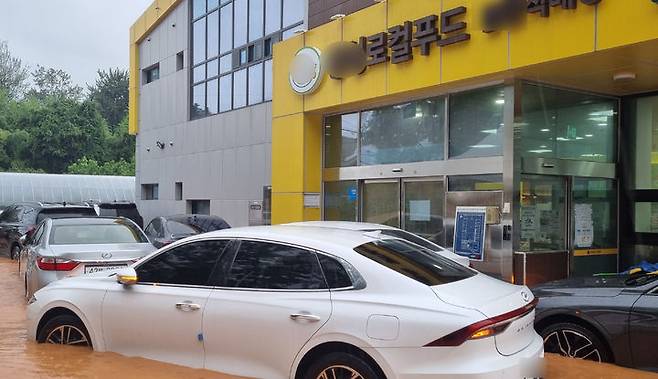 [광주=뉴시스] 17일 오후 광주 북구 한 로컬푸드직매장이 폭우로 침수된 상태다. 해당 매장에서는 종업원과 고객 77명이 일시고립됐다가 소방에 구조됐다.(사진=북부소방 제공) 2025.07.17. photo@newsis.com *재판매 및 DB 금지