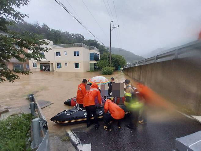 [밀양=뉴시스] 17일 오후 4시33분께 호우 경보가 내린 경남 밀양시 무안면의 한 요양원 입소자들이 밀양소방서 119 구조대원의 구조보트를 활용해 구조되고 있다. (사진=경남소방본부 제공) 2025.07.17. photo@newsis.com *재판매 및 DB 금지