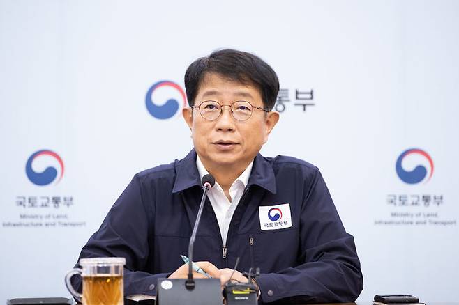 [서울=뉴시스] 박상우 국토교통부 장관이 17일 오후 정부세종청사 국가교통정보센터 상황실에서 집중호우_피해상황 및 복구현황 긴급 점검회의를 열고 모두발언을 하고 있다. 2025.07.17. (사진=국토부 제공) photo@newsis.com  *재판매 및 DB 금지