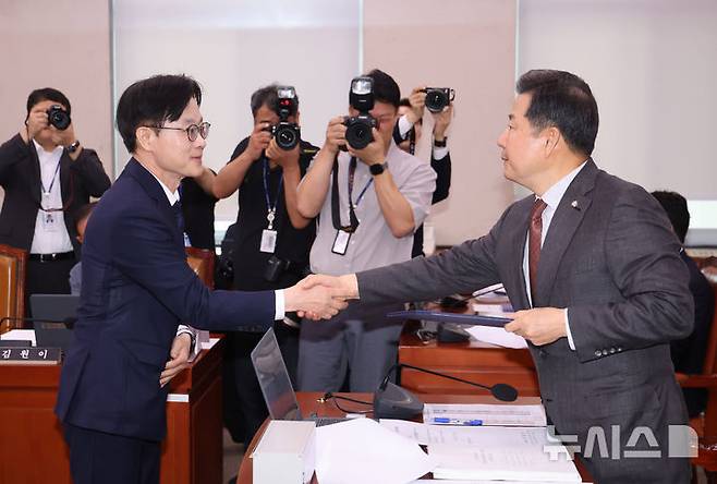 [서울=뉴시스] 김명년 기자 = 김정관 산업통상자원부 장관 후보자가 17일 오전 서울 여의도 국회 산업통상자원중소벤처기업위원회에서 열린 인사청문회에서 이철규 위원장에게 선서문을 전달한 뒤 악수하고 있다. 2025.07.17. kmn@newsis.com