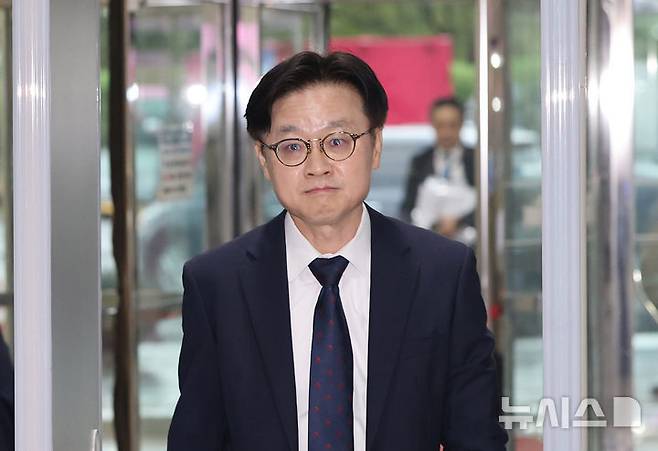 [서울=뉴시스] 김명년 기자 = 김정관 산업통상자원부 장관 후보자가 17일 오전 서울 여의도 국회에서 인사청문회에 참석하기 위해 이동하고 있다. 2025.07.17. kmn@newsis.com